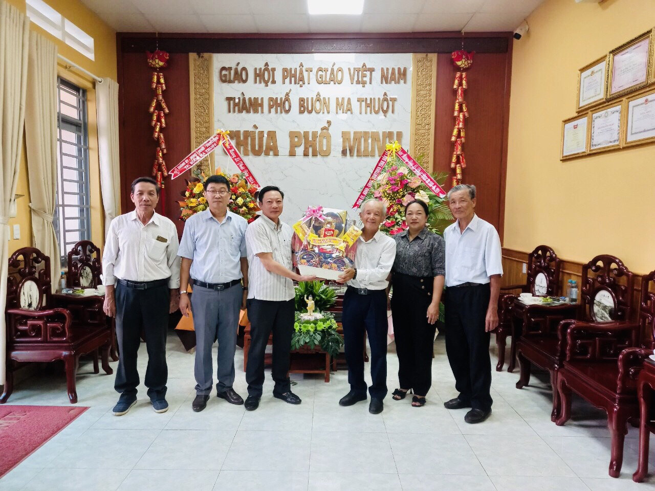 Lãnh đạo Đảng ủy - HĐND - UBND - UBMTTQ phường thăm và tặng quà 2 cơ sở phật giáo chùa Phổ Minh và chùa Lâm Tỳ Ni nhân dịp Đại lễ Phật đản 2024 (Phật lịch 2568)